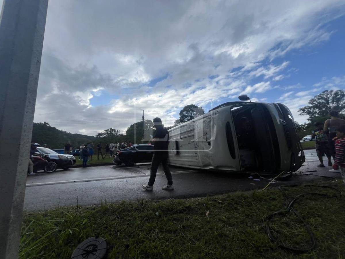Se volcó y terminó en el carril contrario: accidente de rapidito deja varios heridos en El Durazno