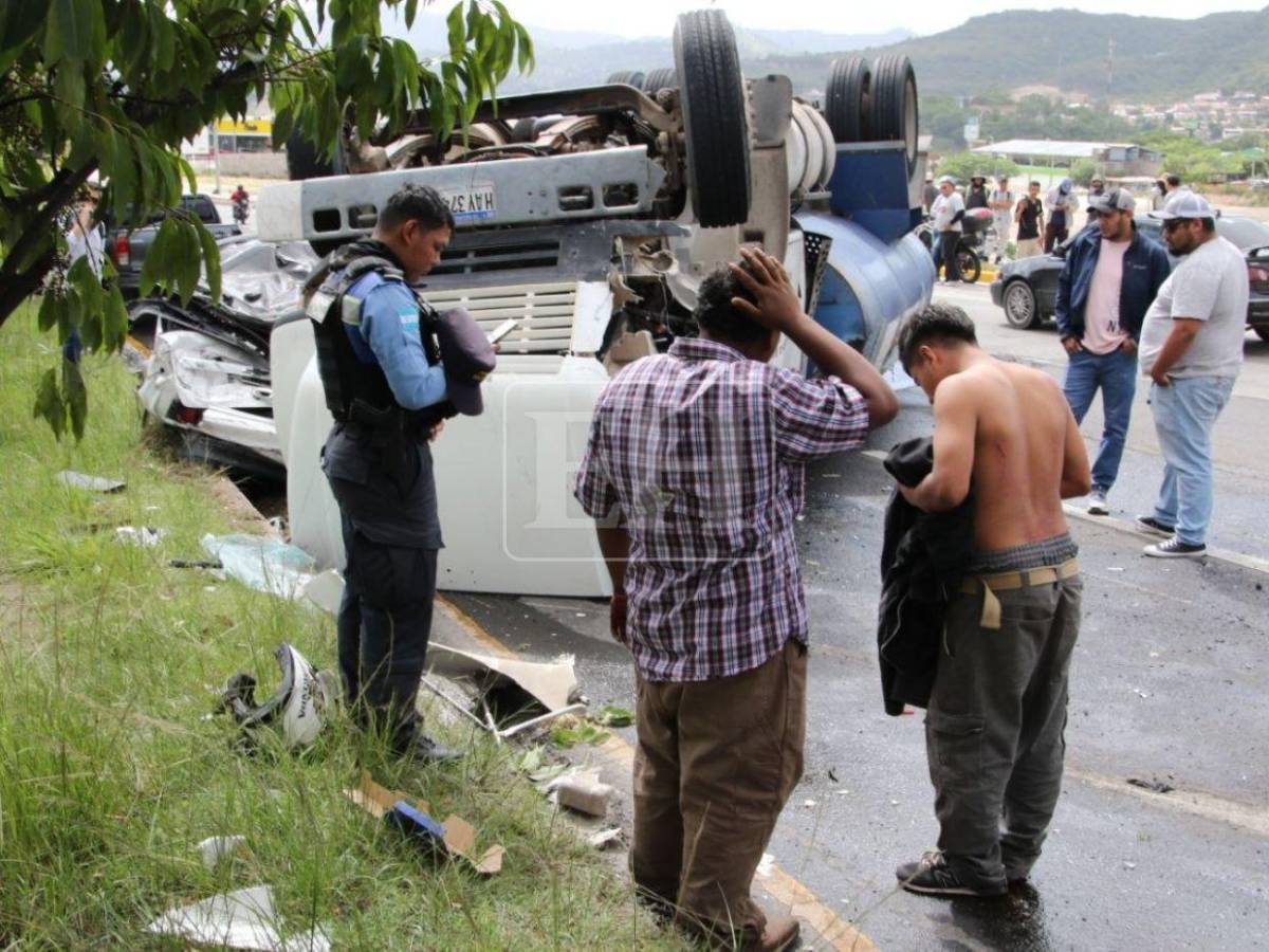 EN FOTOS: Varios heridos, vehículos destruidos y una cisterna volcada deja fuerte accidente en el anillo periférico