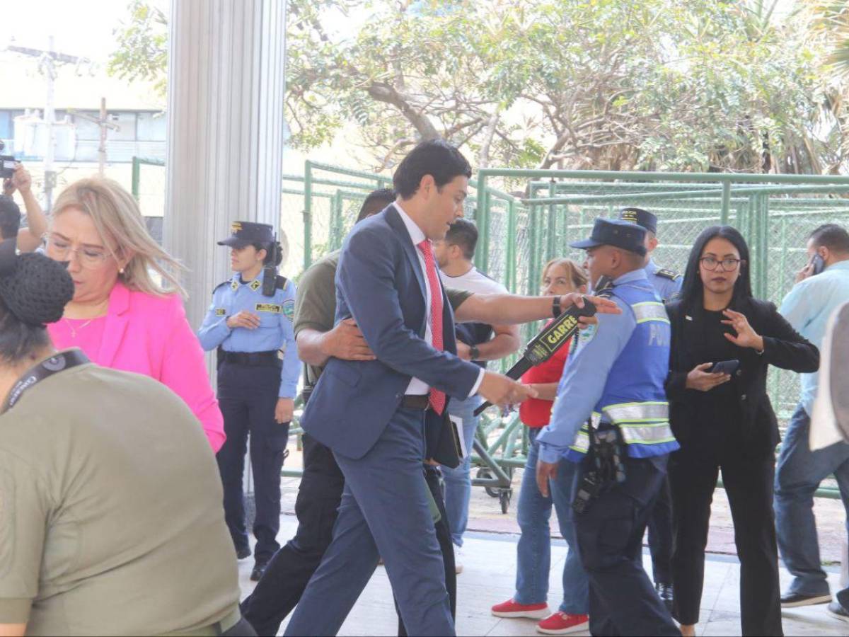 Marlon Ochoa comparece ante la comisión especial del Congreso Nacional Marlon Ochoa comparece ante la comisión especial del Congreso Nacional