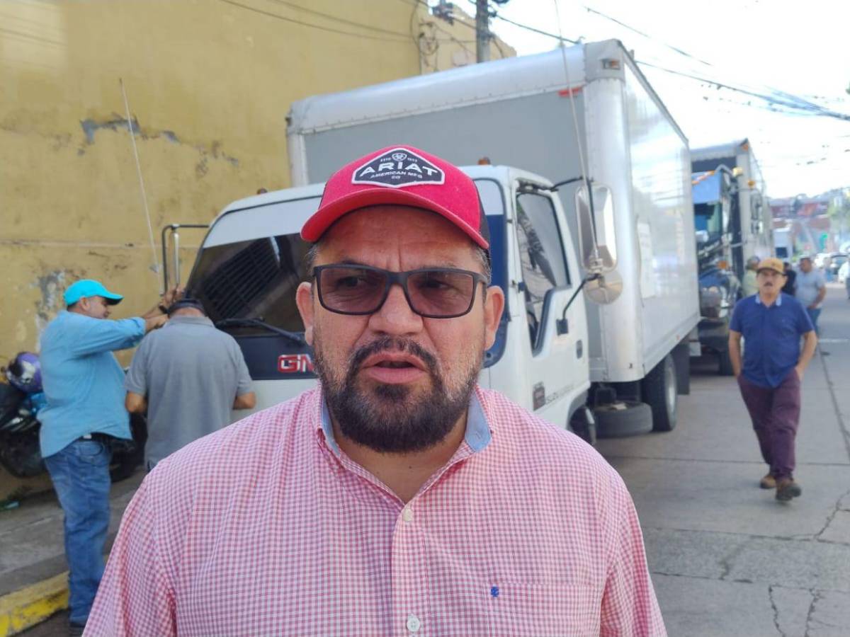 Conductores y dueños de camiones protestan frente al CNE por deuda de L 67 millones