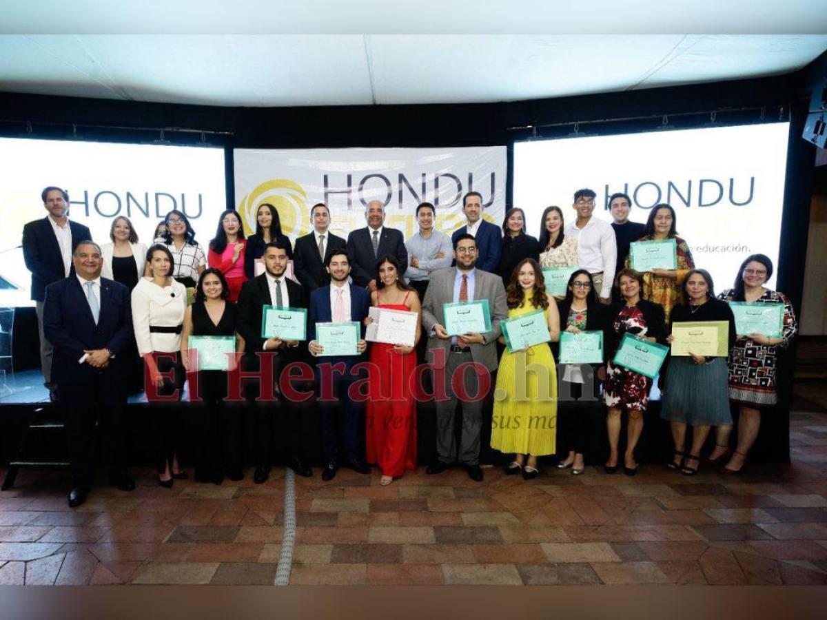 Entregan crédito beca a 25 hondureños para realizar estudios de posgrado en el extranjero