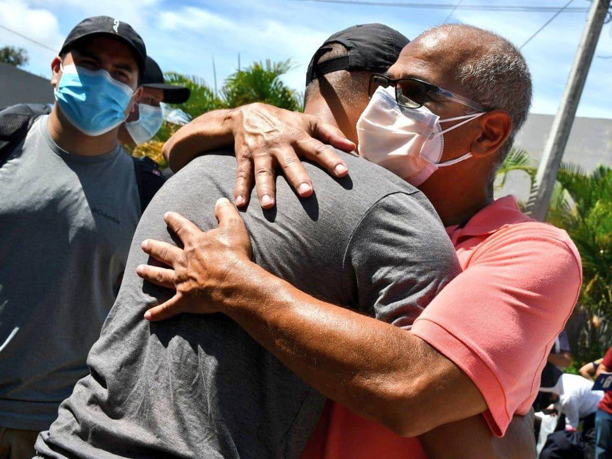 Con cálidos abrazos se despidieron los parientes de los aspirantes, deseándoles que la experiencia formativa fuese enriquecedora.