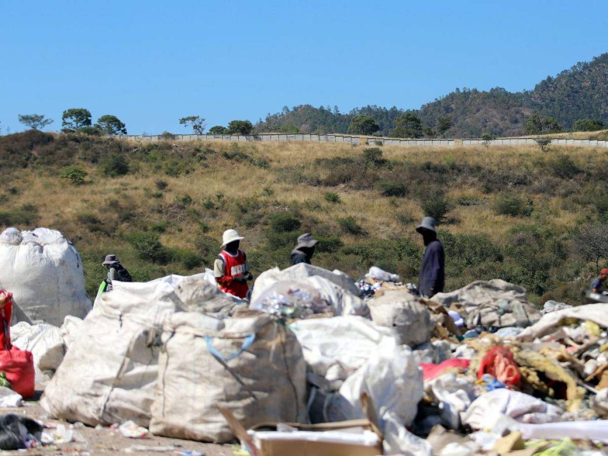 Las personas que laboran en el lugar retiran muchas toneladas para reciclaje.
