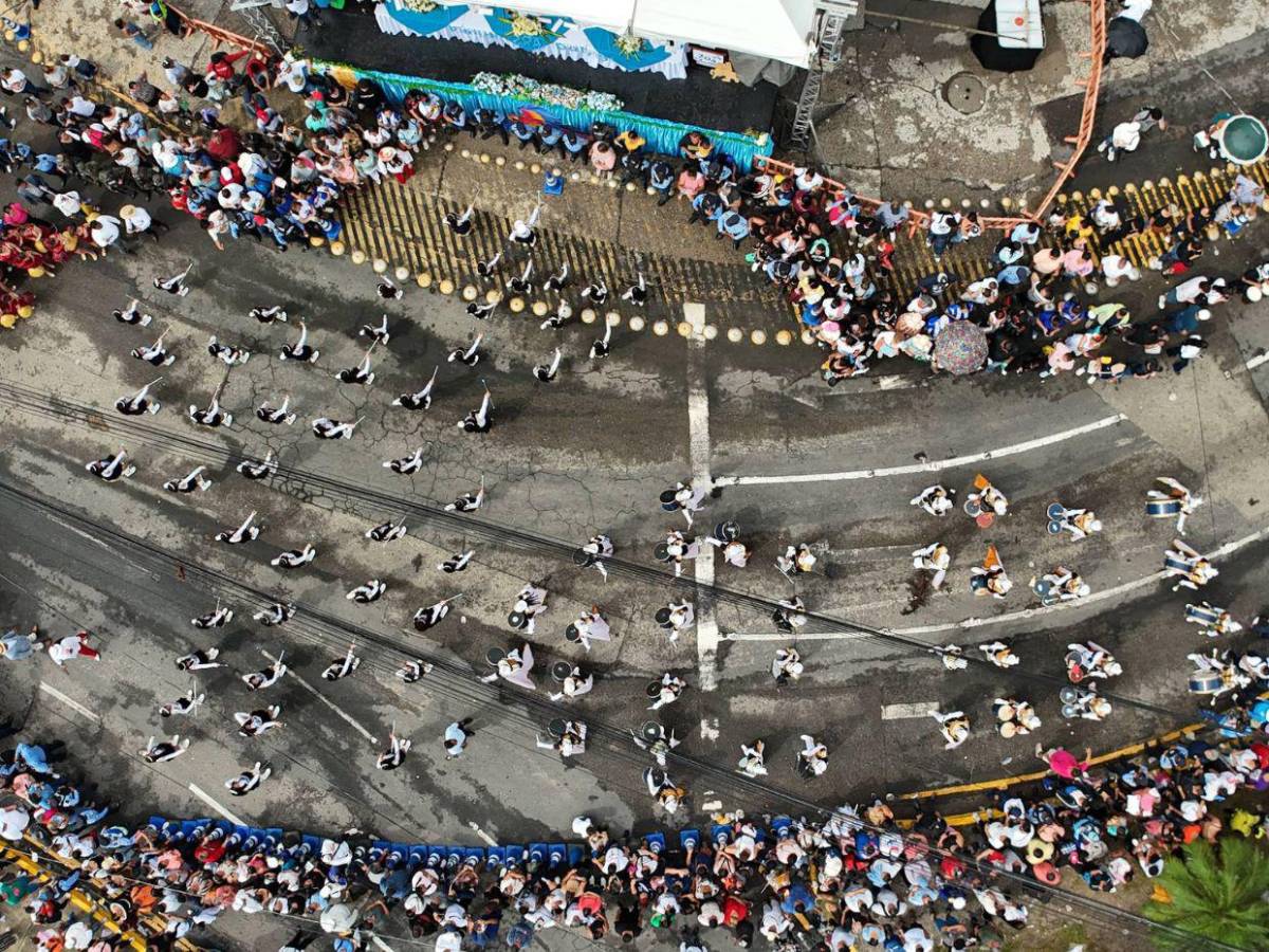 Multitudinarios desfiles se viven en San Pedro Sula