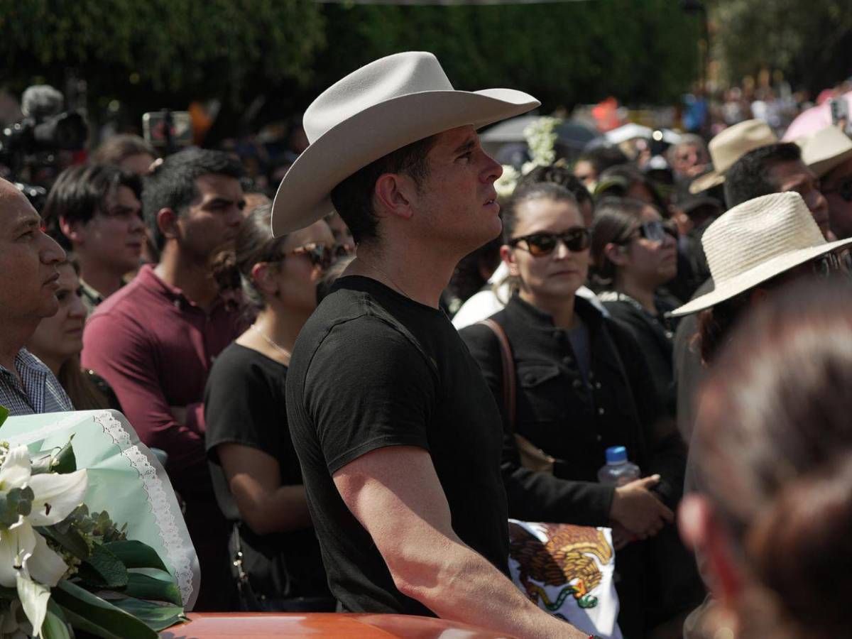 Claman justicia por asesinato de alcalde en México y exigen renuncia de Claudia Sheinbaum