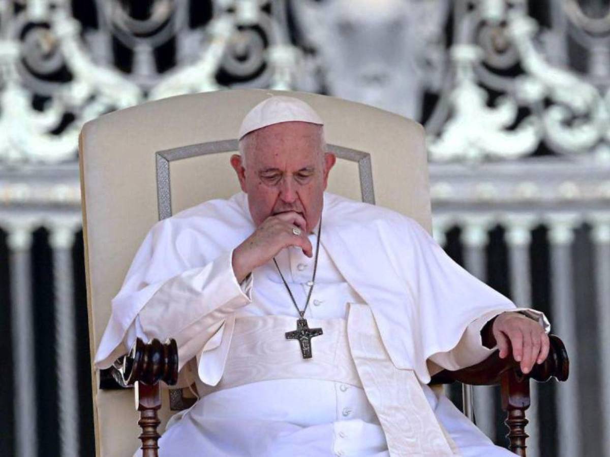Un pulmón, ciática y neumonía: los problemas de salud del papa Francisco