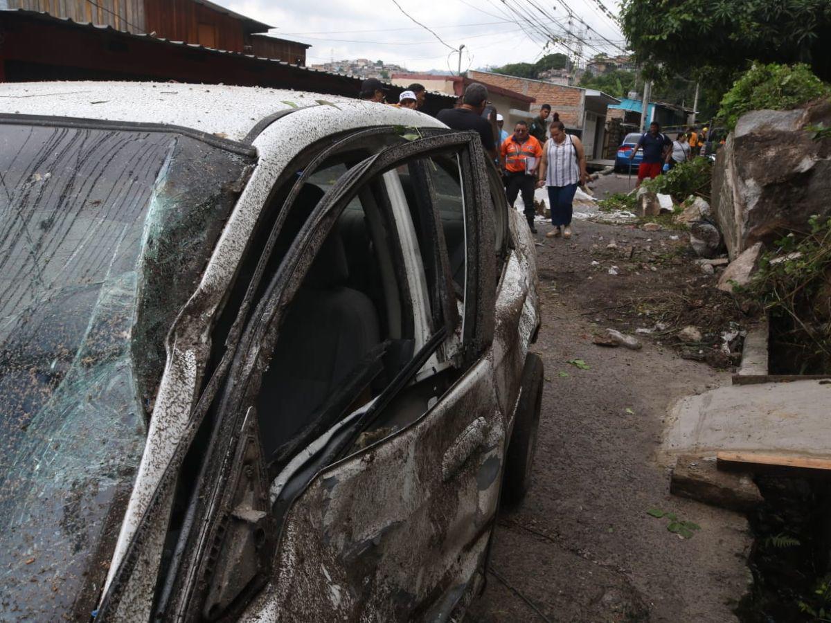 Desprendimiento de rocas en Comayagüela deja vehículo destruido y obliga al cierre de calle