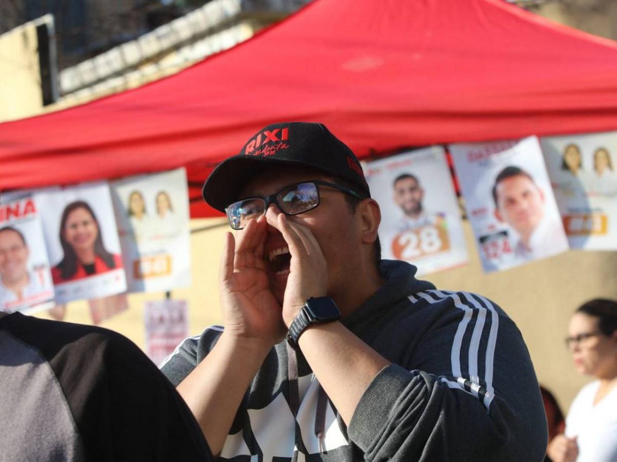 “Llorón traidor” le gritan a Jorge Cálix simpatizantes de Libre en su centro de votación