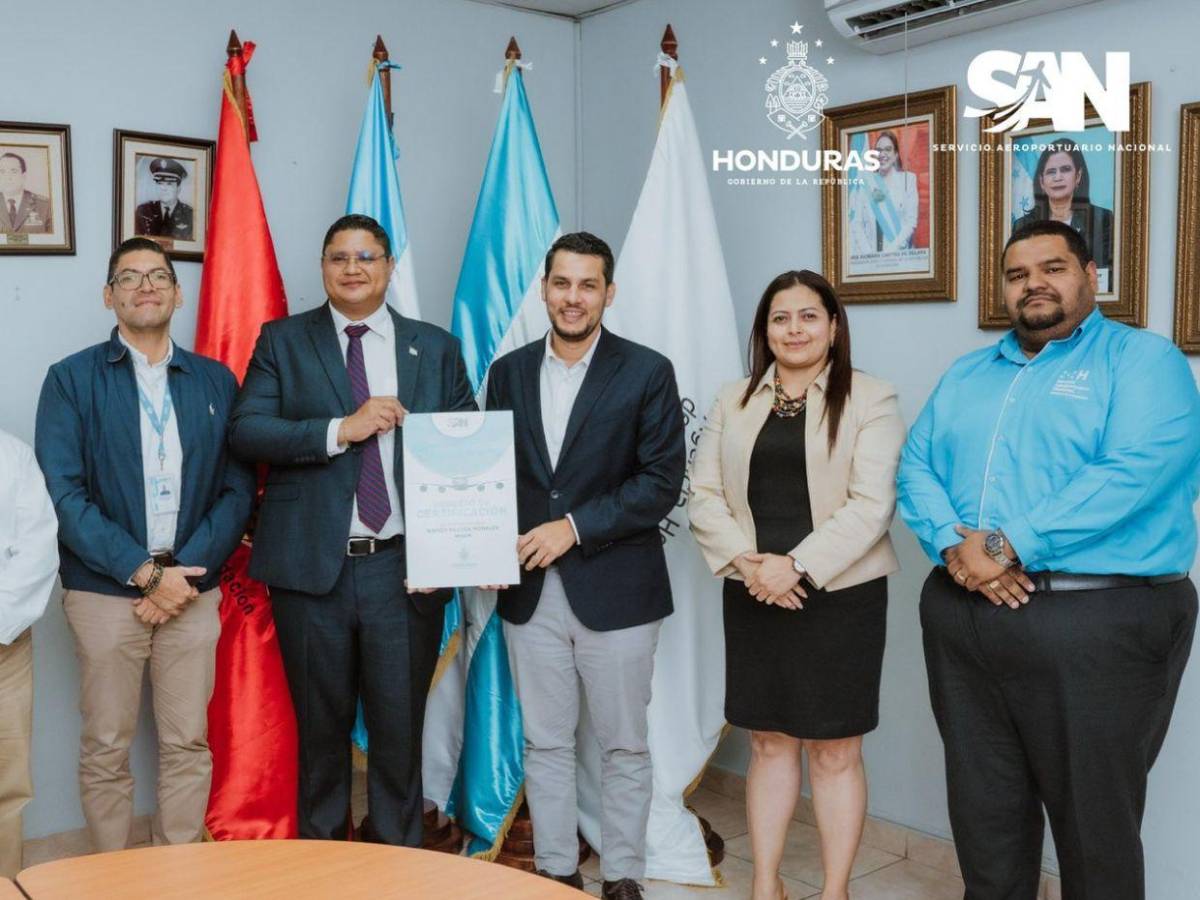 Institución del Estado tiene banderas de Libre y fotos de Rixi Moncada en sus oficinas