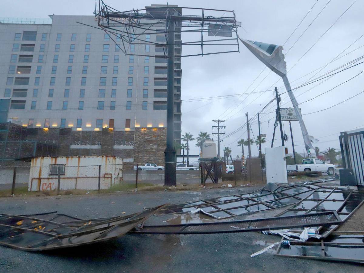 Ciclón Rachel azota Baja California con lluvias y continúa su avance hacia EE UU