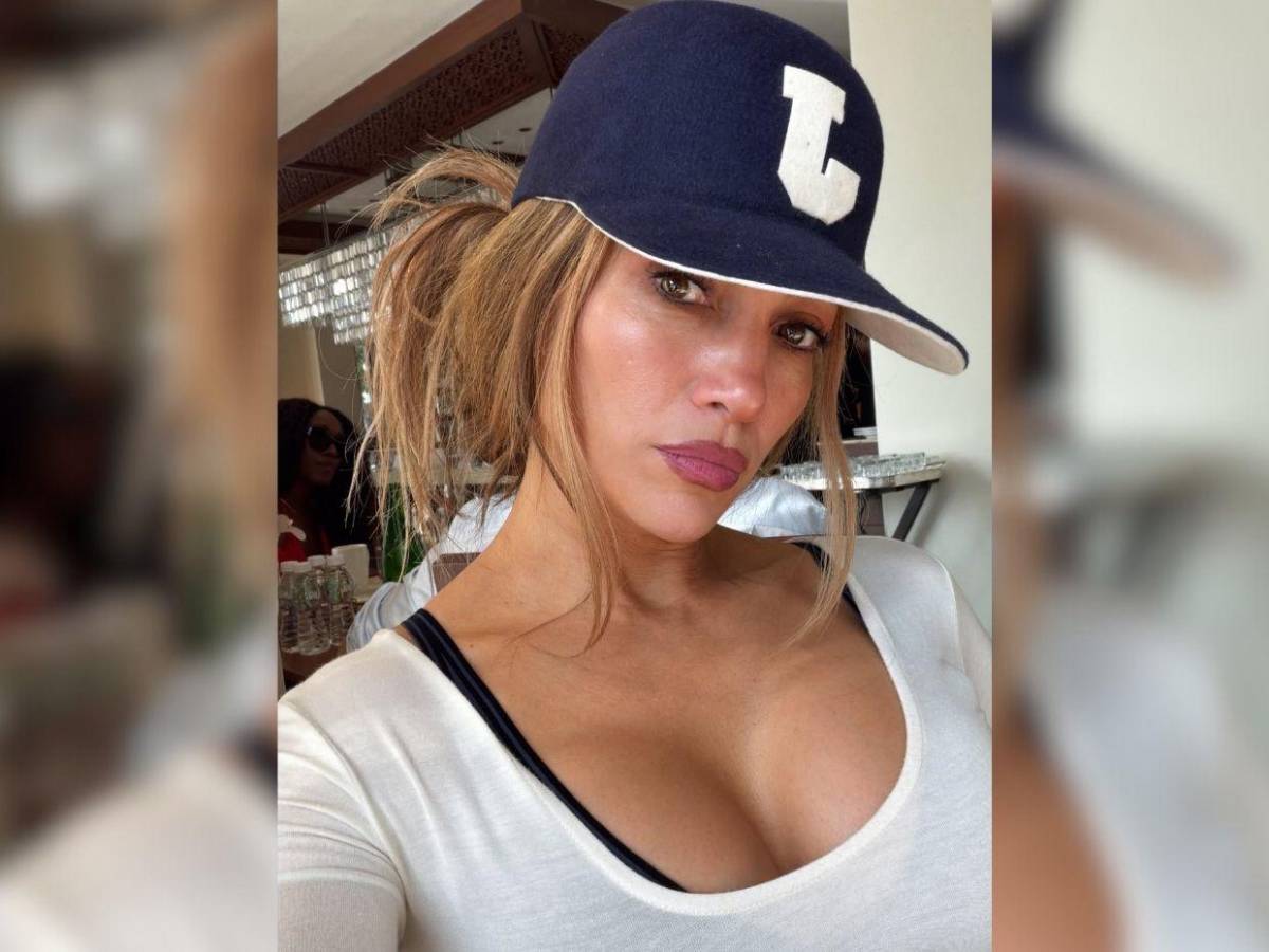 Acusan a Jennifer López de abusar del Photoshop en su postal navideña