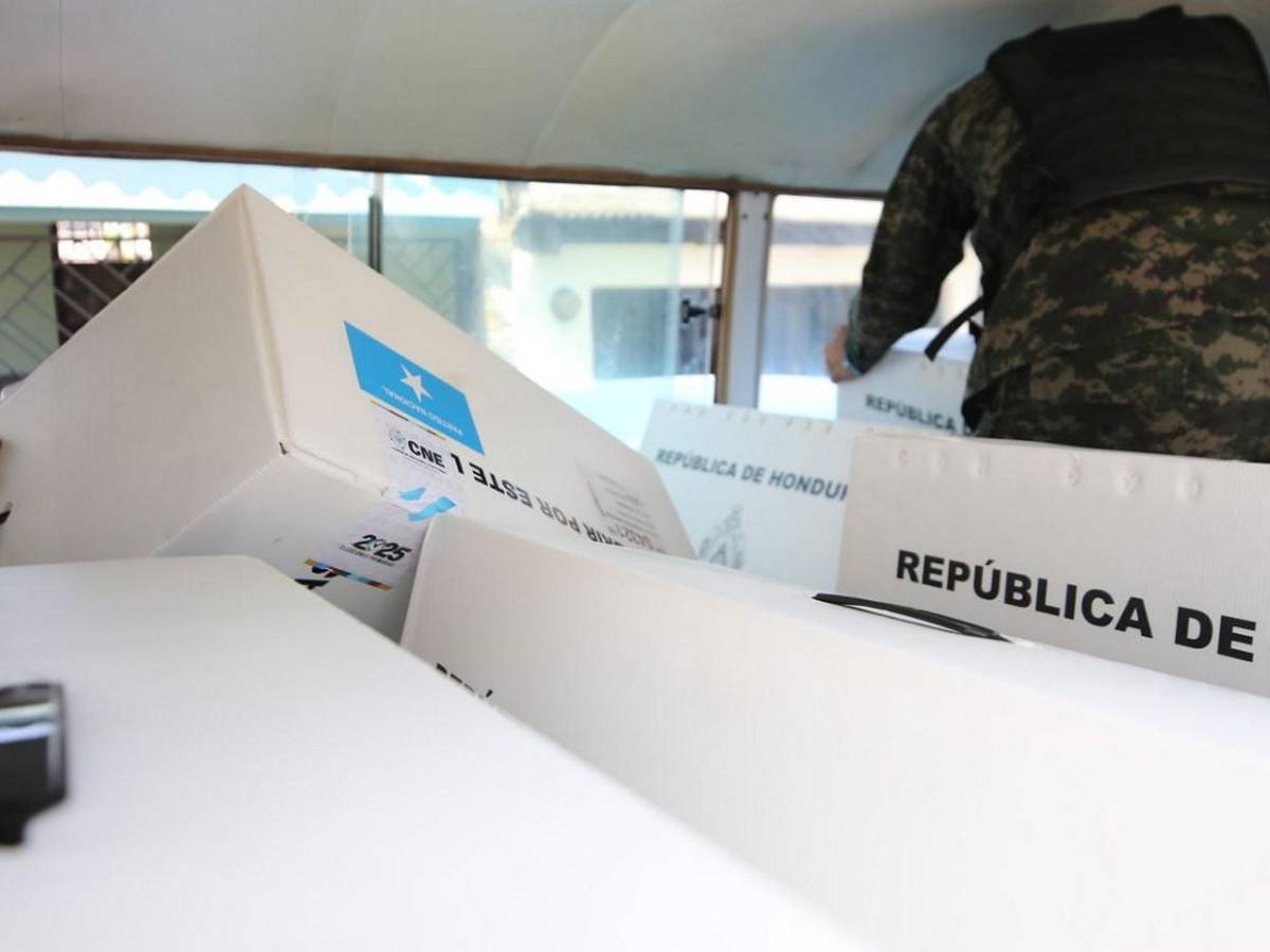 Con cinco horas de retraso, apenas inicia traslado de material electoral en algunos sectores