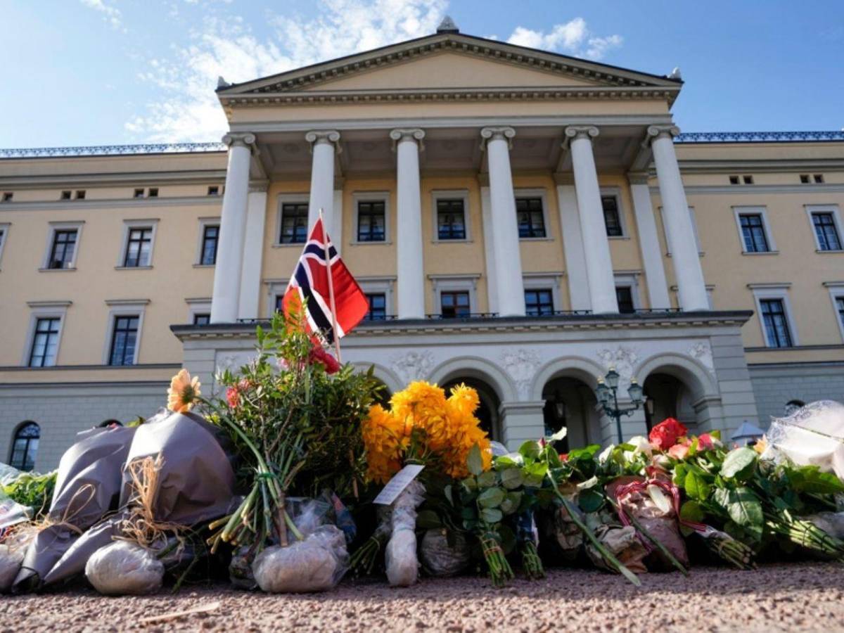 Flores, velas y cartas: con tristeza, Noruega despide al rey Harald V, “el abuelo de todos”