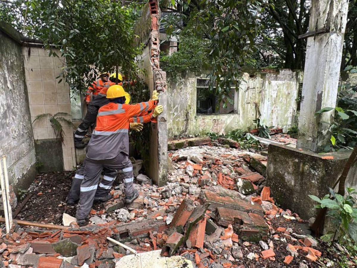 Derriban la casa de Pablo Escobar usada para rituales satánicos y drogas en Medellín