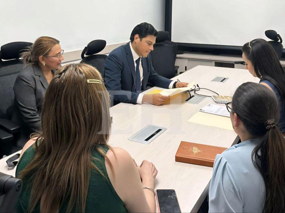 ¿Qué contiene la USB que Marlon Ochoa entregó al MP contra consejera del CNE y jefe de bancada?