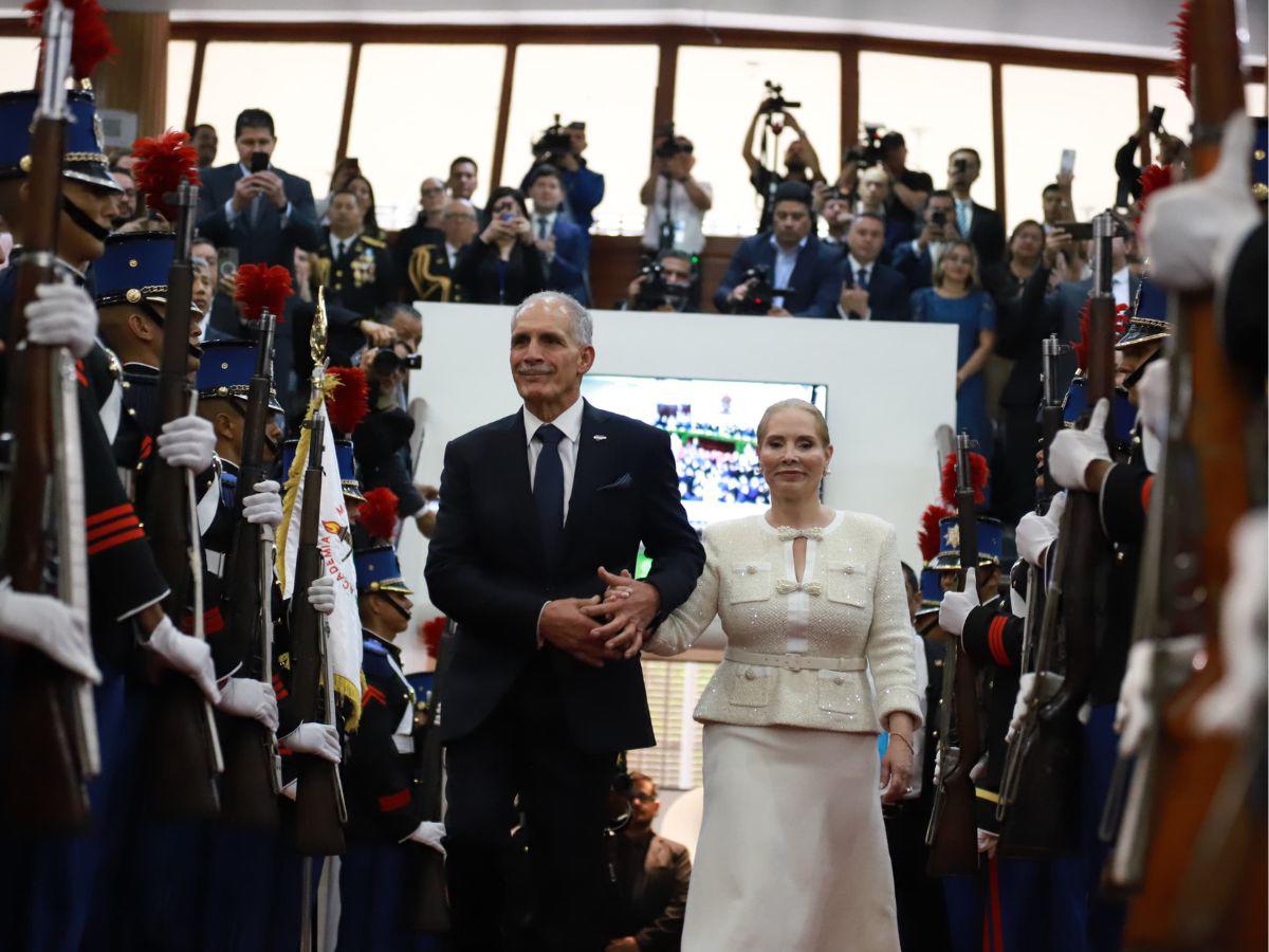 Del brazo de su esposa: el momento en que Nasry Asfura ingresó al Congreso Nacional