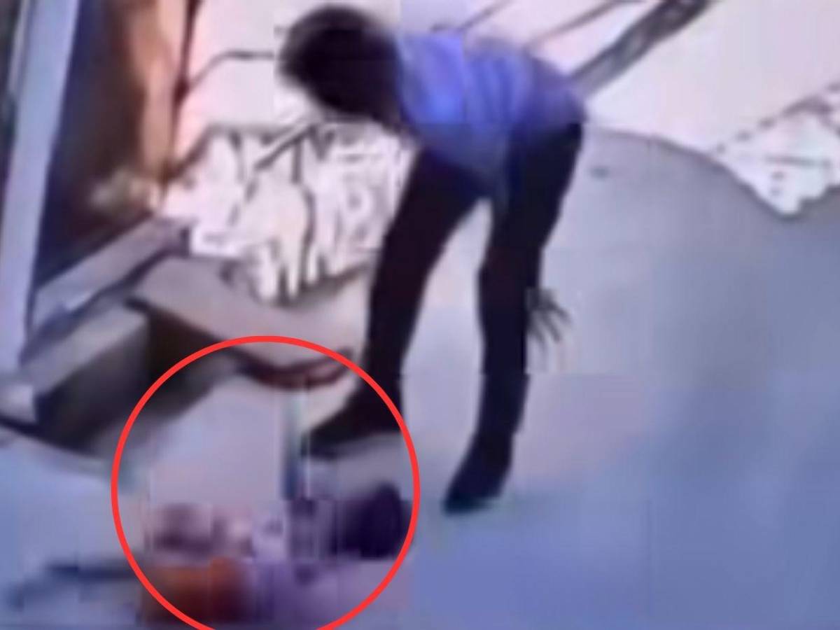 Lo azotó ocho veces contra el suelo: hombre mató a un bebé en India tras rechazo de la madre