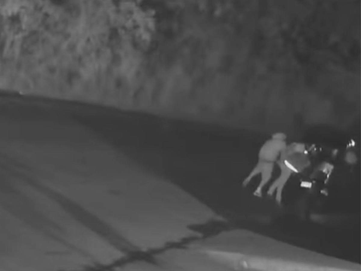 En 32 segundos y en mototaxi asaltan a un motociclista en Los Laureles