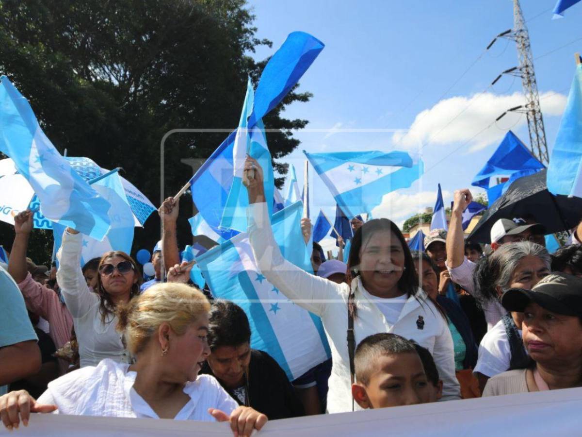 Por la libertad y la democracia, cientos de simpatizantes llegan a la movilización del Partido Nacional