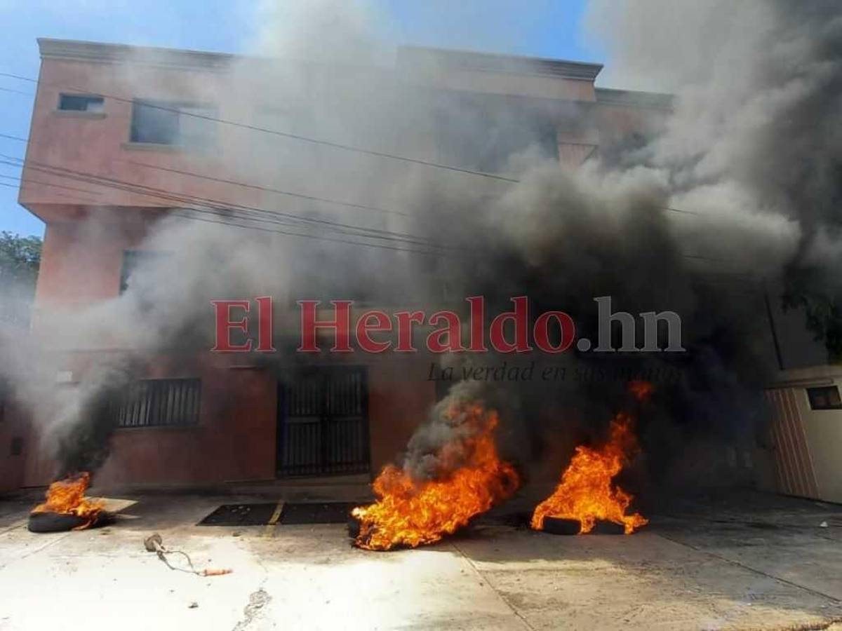 La jornada se tornó violenta luego de que las personas comenzaran a quemar llantas frenta al edificio de Ciudad Mujer.