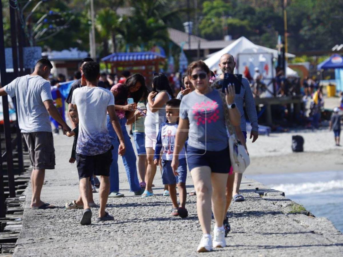 Playas de Tela siguen llenas en la recta final de Semana Santa