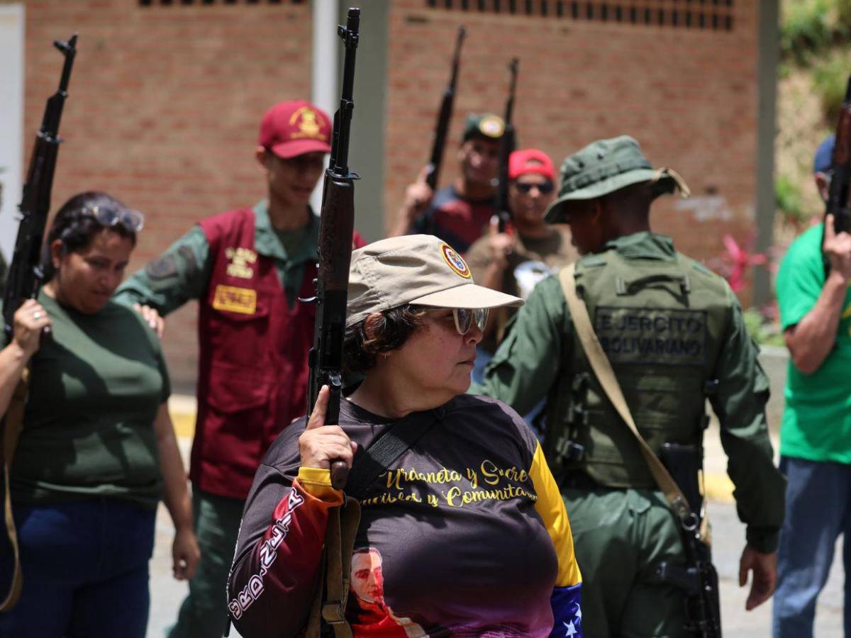 Hasta señoras aprenden a usar armas en comunidades de Caracas, Venezuela