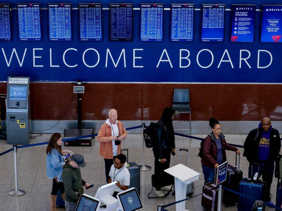 Trump amenaza con reducir el sueldo a los controladores aéreos ausentes por cierre federal