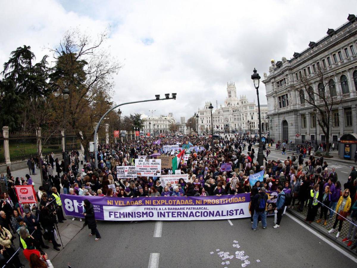 Las calles de Madrid se llenan de morado en multitudinaria marcha del 8M