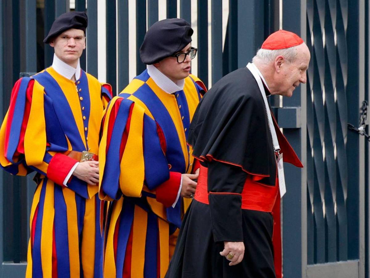 Entre rituales, alianzas y toque de queda, llegan los cardenales a Roma