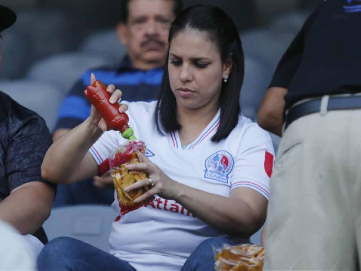 Pelirroja robó miradas: Las lindas chicas que llegaron al Morazán para el Olimpia vs Génesis PN