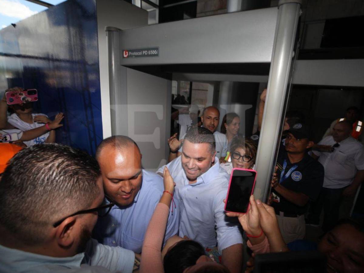 Multitud de nacionalistas recibe a David Chávez tras más de un año prófugo por orden de captura