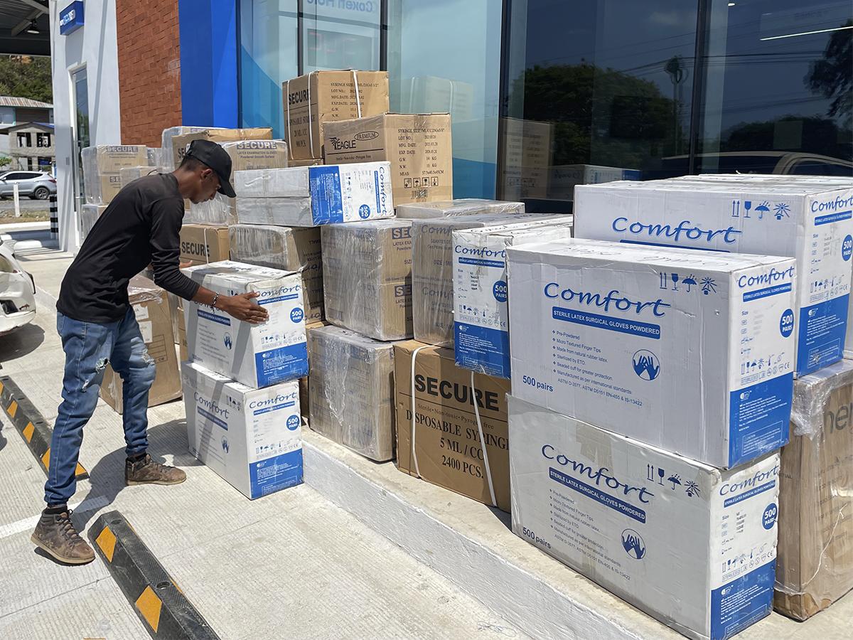 <i>Insumos médicos donados por Grupo Ficohsa, entregados para fortalecer la capacidad del hospital provisional en la Iglesia Adventista de Roatán.</i>