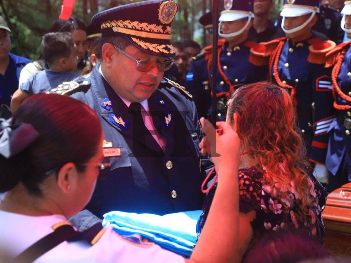 Compañeros de inspector Kevin Pérez lo despiden entre llanto y homenajes