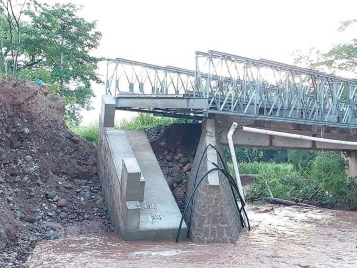 El puente colapsó en horas de la noche del lunes.