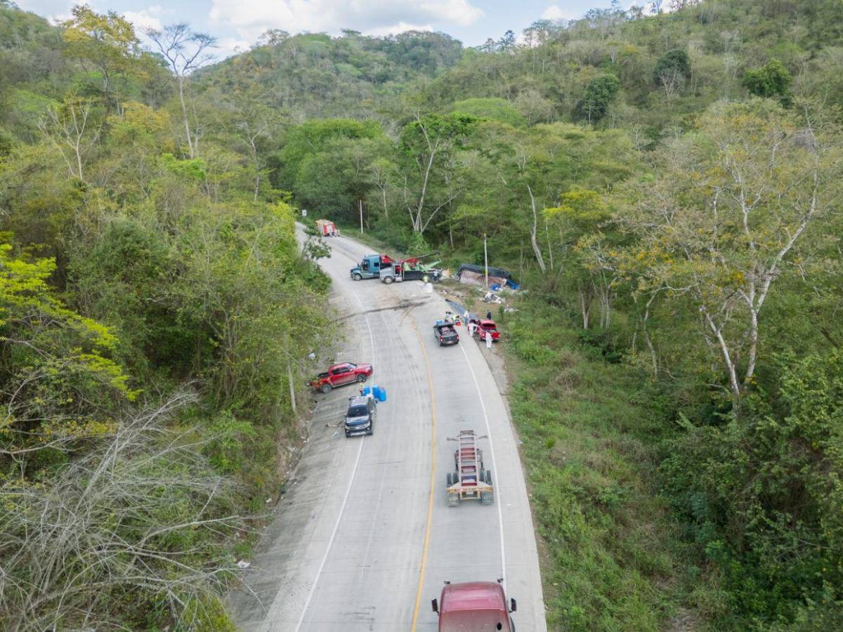 Cianuro esparcido, labores de limpieza y sin paso: fotos aéreas del accidente en Quimistán
