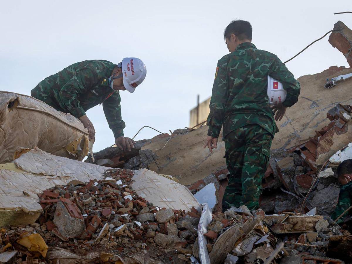 Dolorosas fotos: continúan los intentos de rescatar sobrevivientes tras terremotos en Venezuela