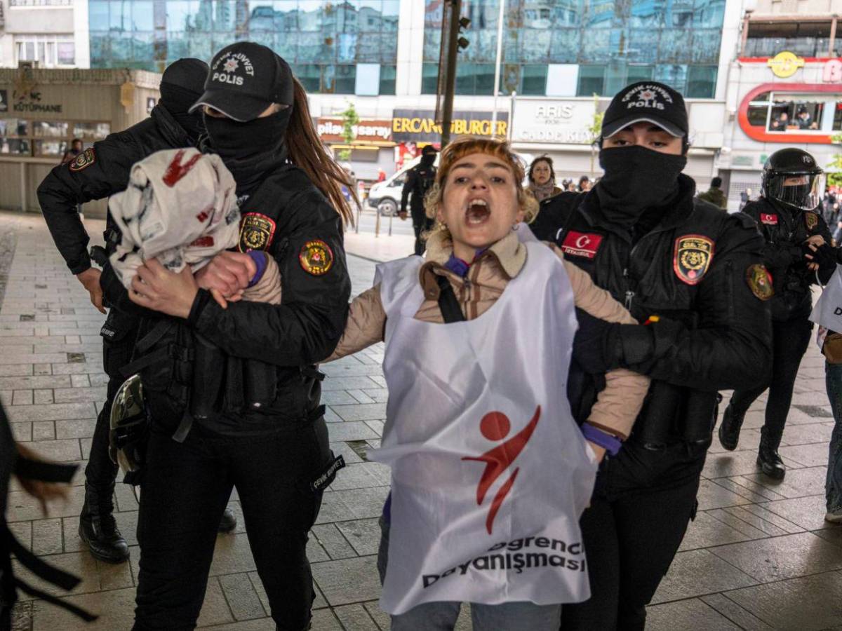 Entre golpes y detenciones, Estambul se suma a la marcha en el Día del Trabajador