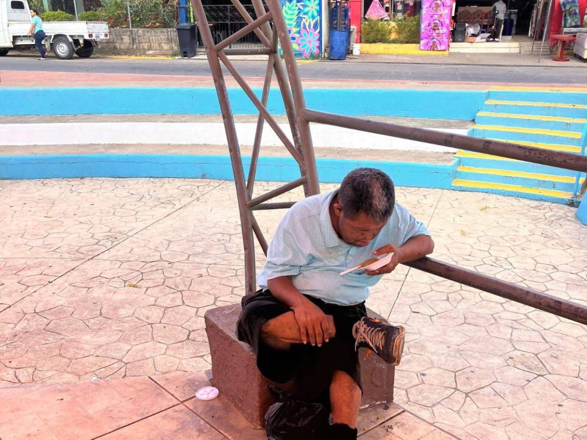 “Se me fue”: hombre conmueve al velar solo a su esposa en  Santa Cruz de Yojoa