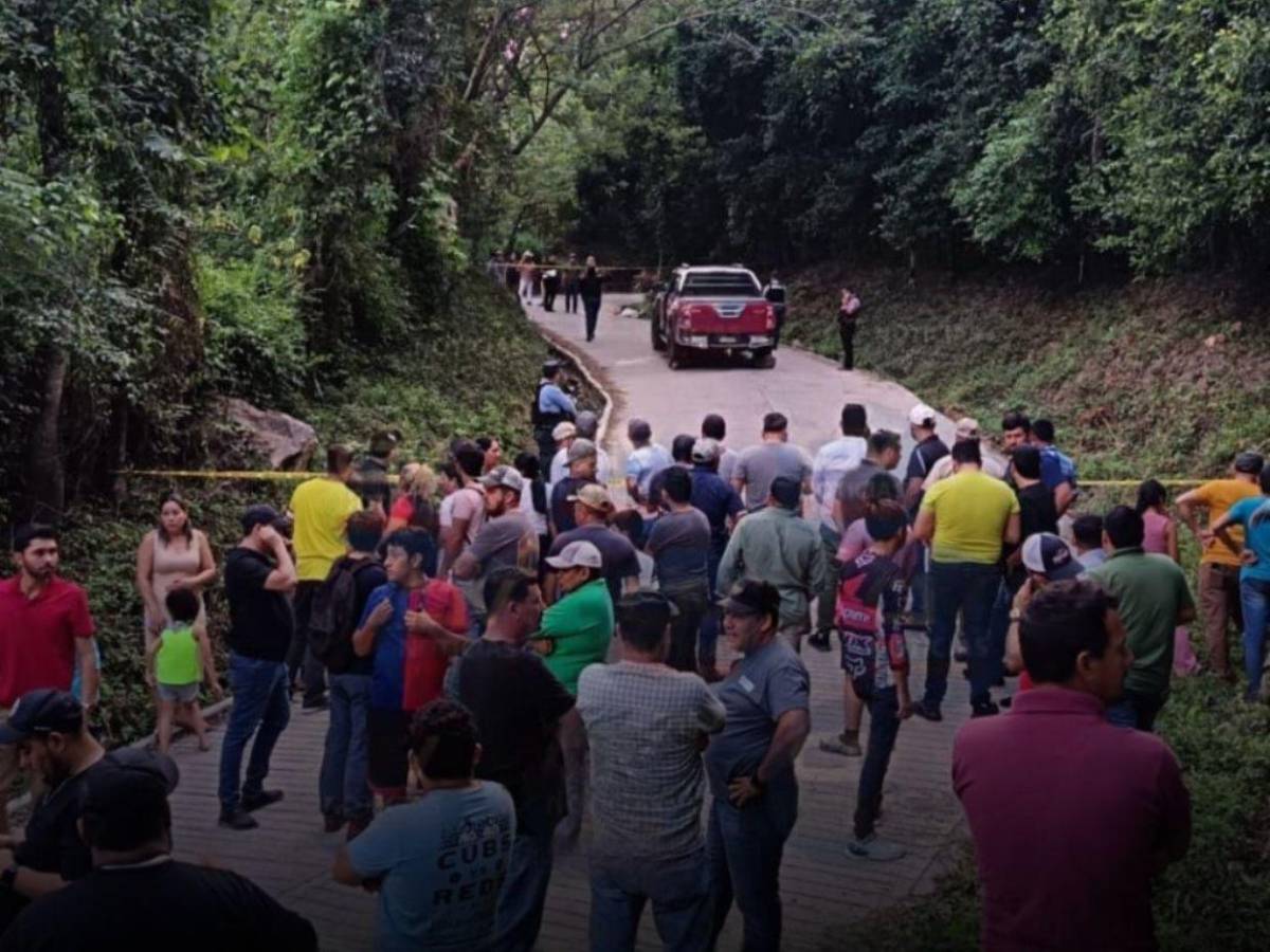 Dos hombres fueron hallados muertos en su carro: supuestamente le dieron “jalón” a un hombre