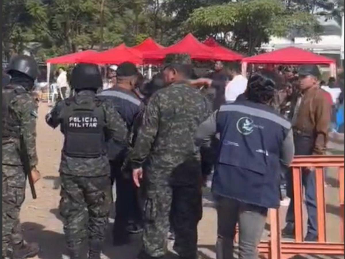 Lluvia de piedras en el CLE: frente a la PM y organismos, militantes de Libre atacan carpa del PN