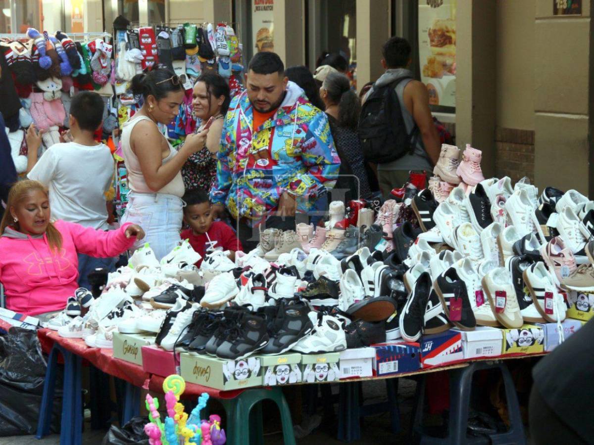 Entre ropa nueva y usada: hondureños buscan los estrenos de fin de año en los mercados