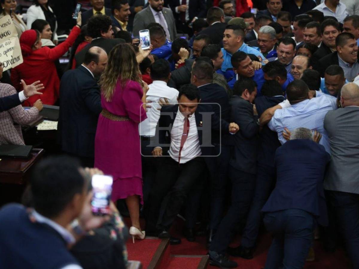 Zafarrancho en el CN: diputados se van a los empujones por destitución de Johel Zelaya