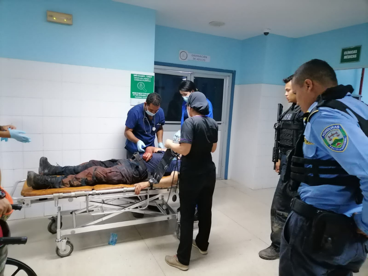 Afortunadamente, el oficial fue atendido oportunamente y ya se recupera de la herida.