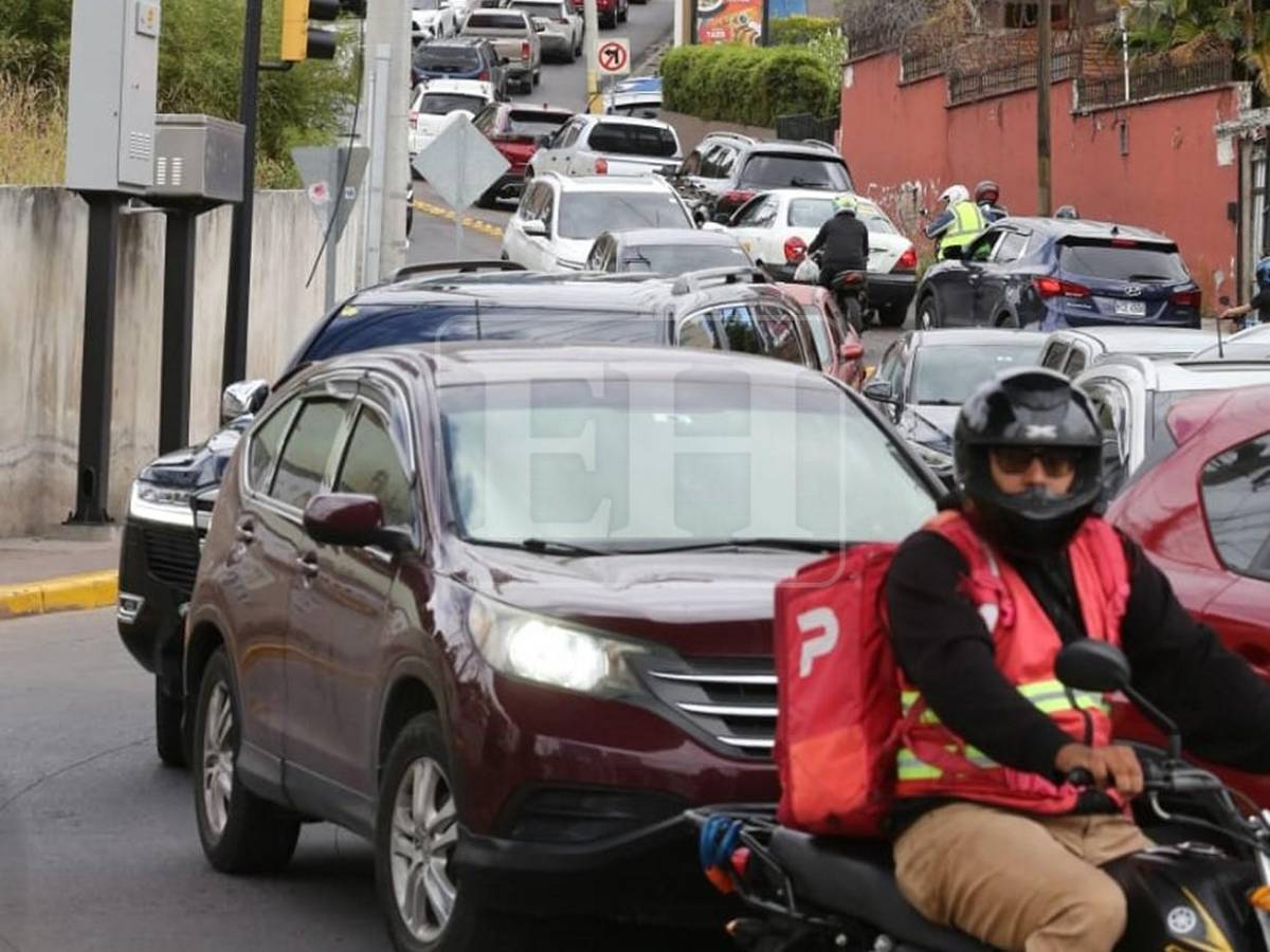 Largas filas tras asueto de medio día a empleados público por celebración en Suyapa