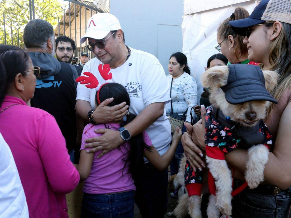 Familias con mascotas y niños respaldan a Jorge Aldana en campamento frente al Infop