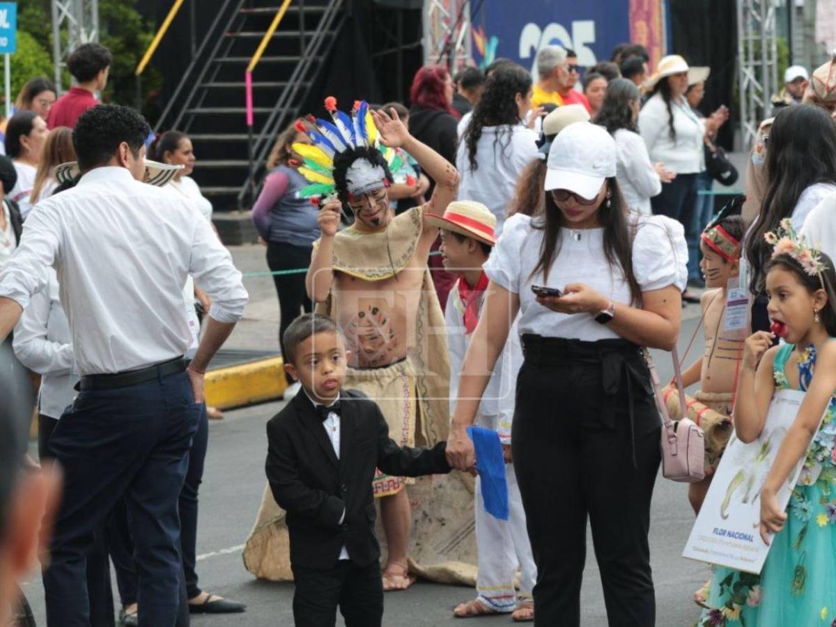 Ambiente patrio se vive en la capital durante desfiles 2026