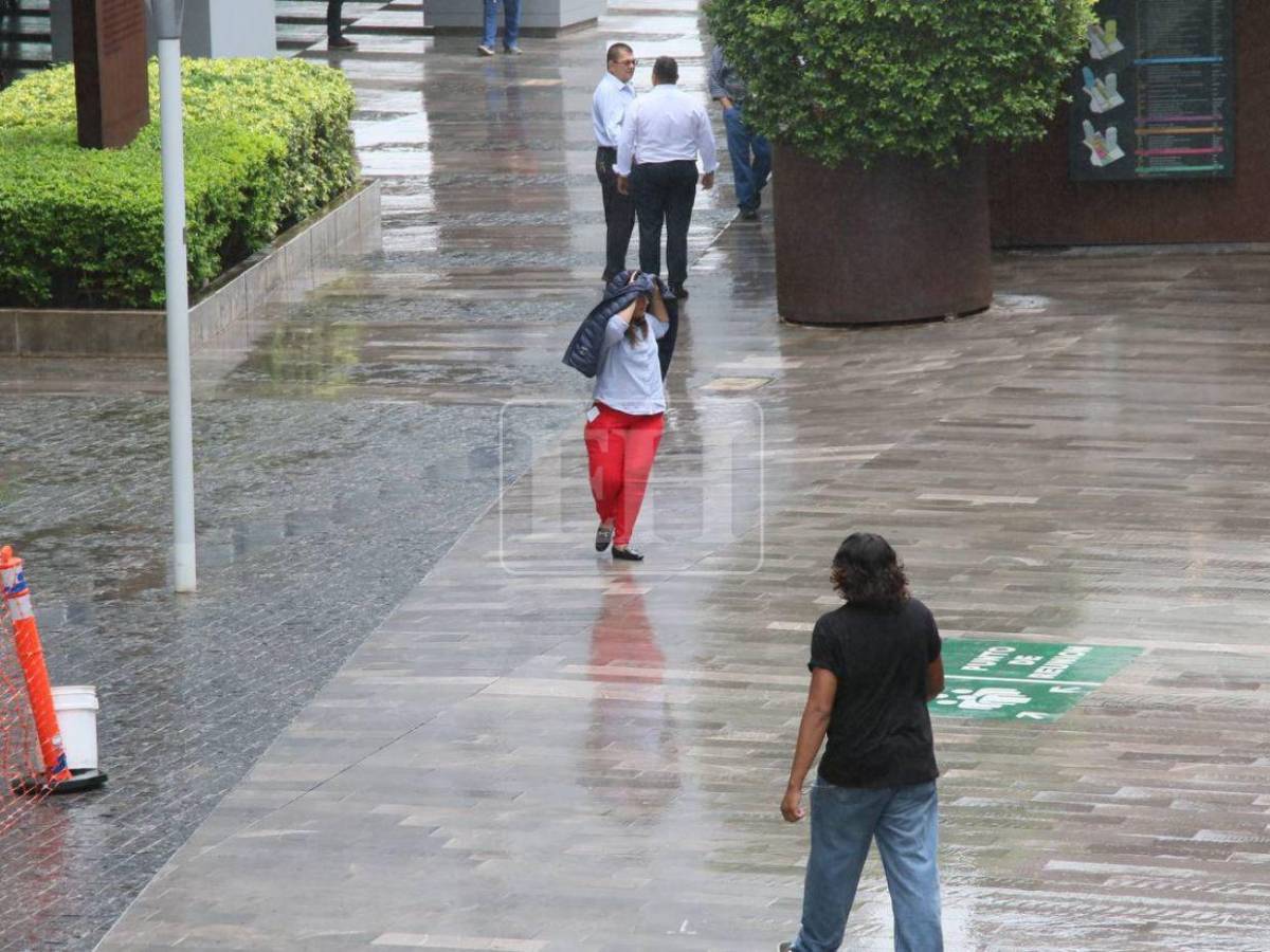Lluvias intermitentes dejan calles mojadas y tránsito lento en Tegucigalpa