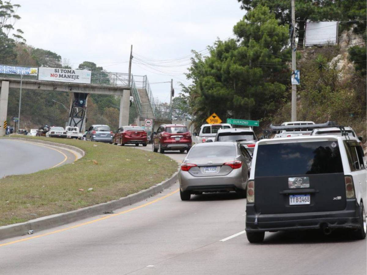 En caravanas y con retenes policiales, viajeros comienzan retorno a Tegucigalpa En caravanas y con retenes policiales, viajeros comienzan retorno a Tegucigalpa