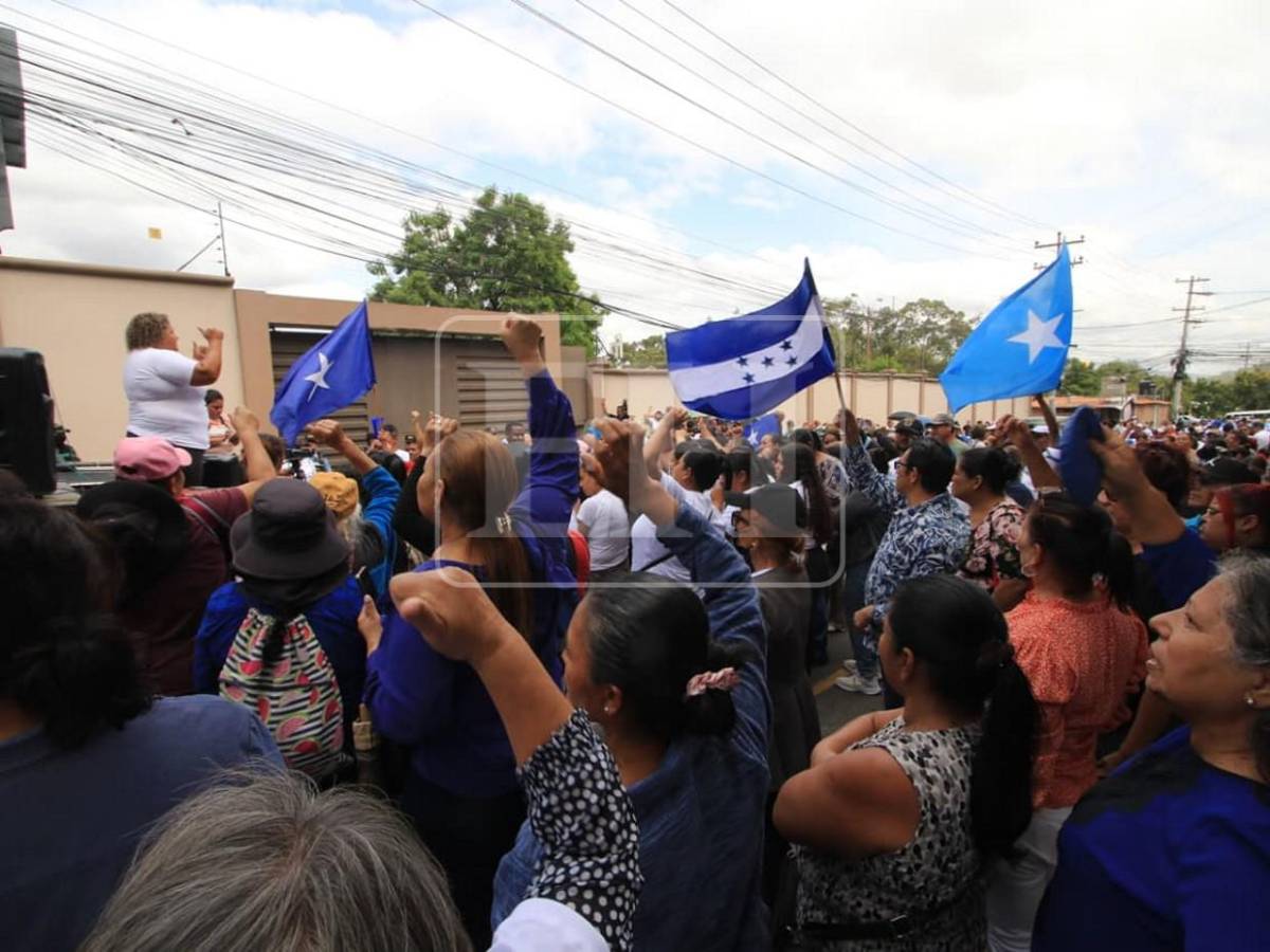 Militantes del Partido Nacional llegan a la CSJ a respaldar a Juan Orlando Hernández