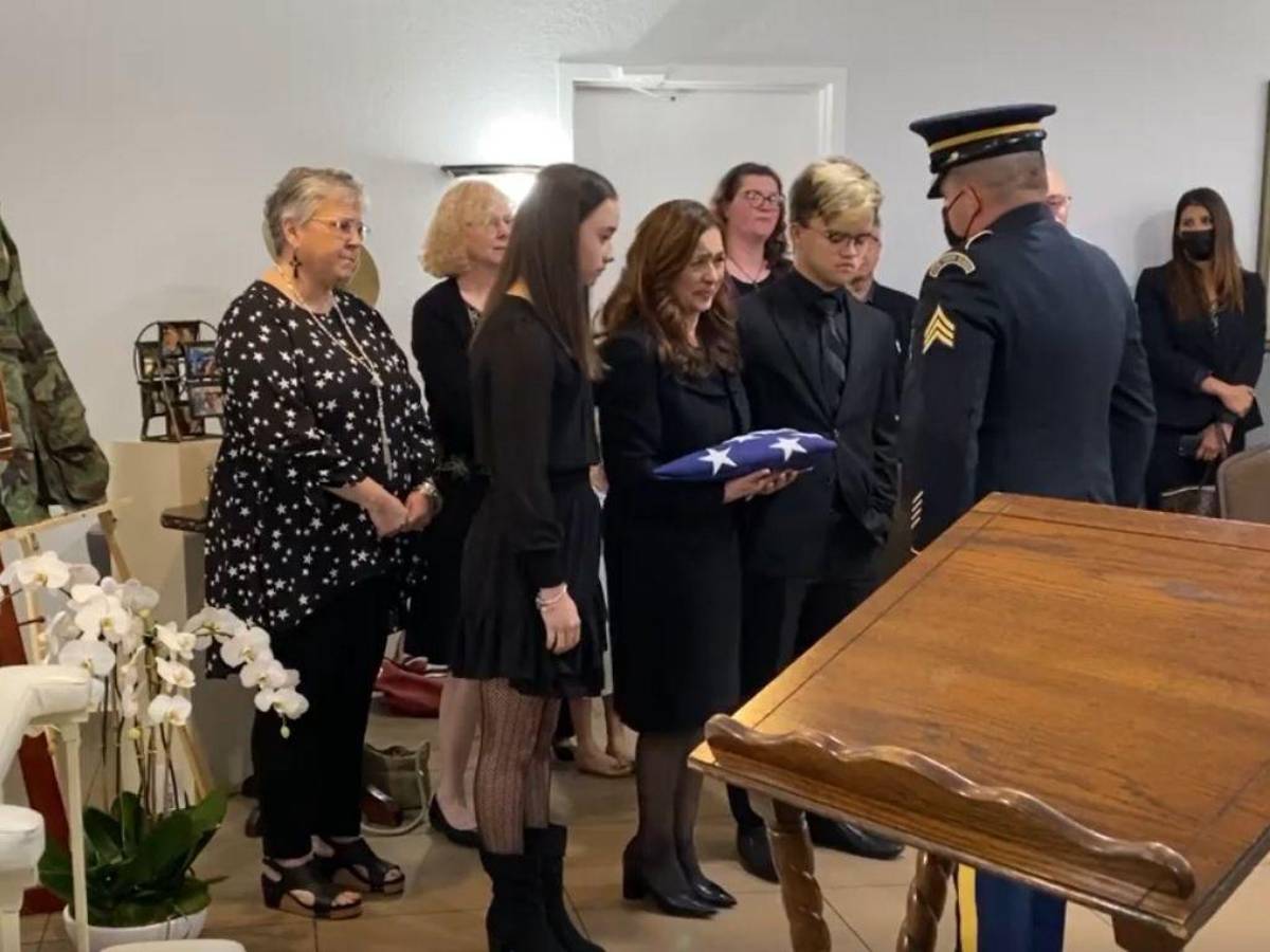 Neida Sandoval y familia despiden a su esposo David Cochran